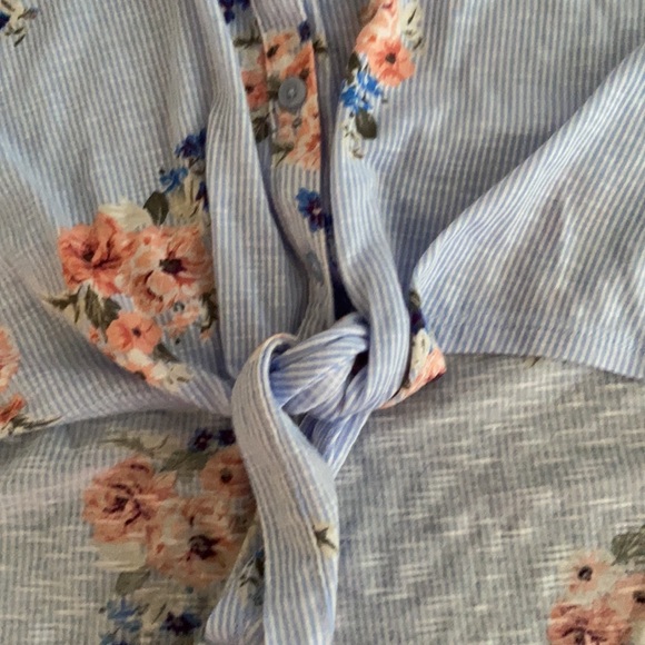 Floral print blouse with tie knot front. - Picture 2 of 9